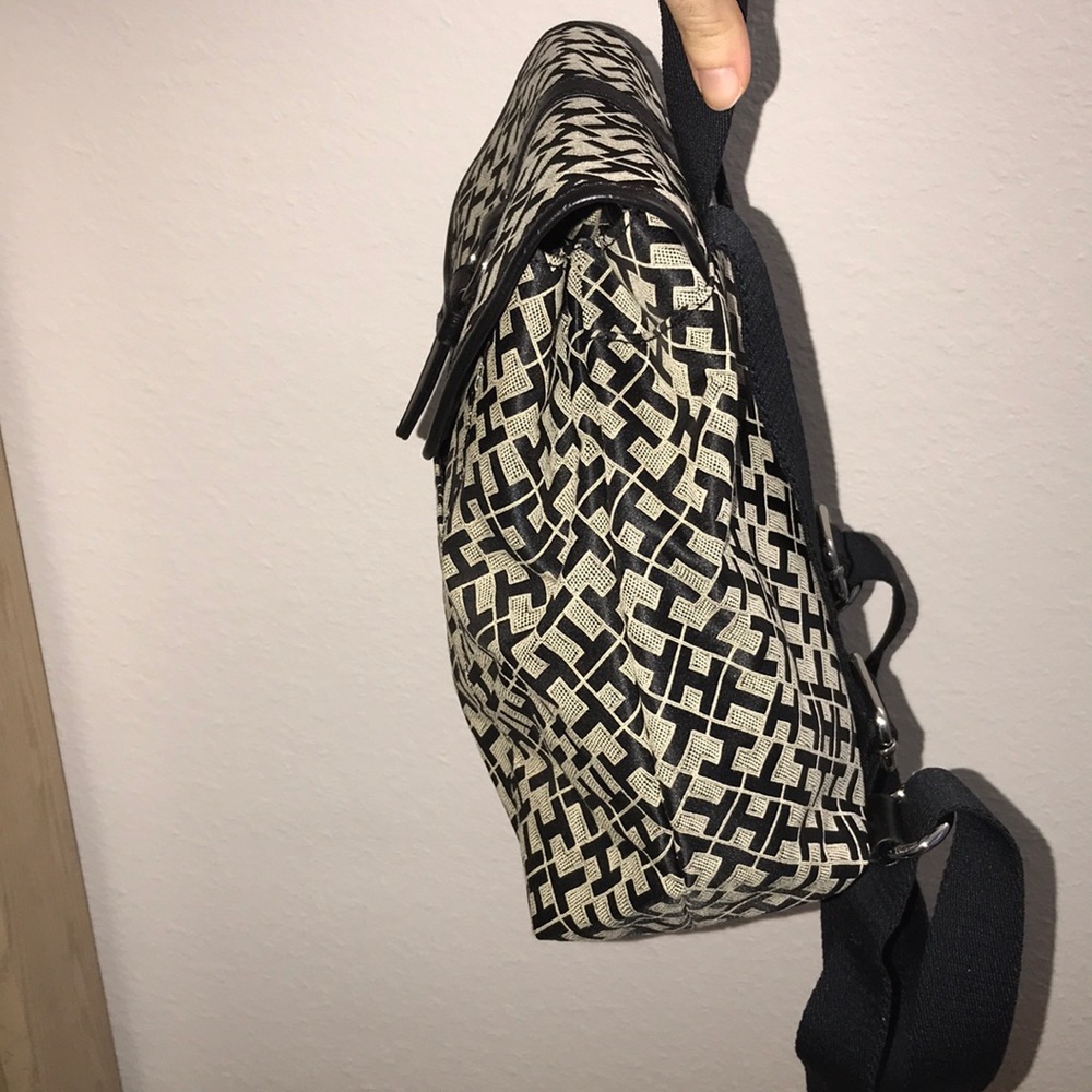 Tommy Hilfiger Medium Signature Backpack - Picture 6 of 13